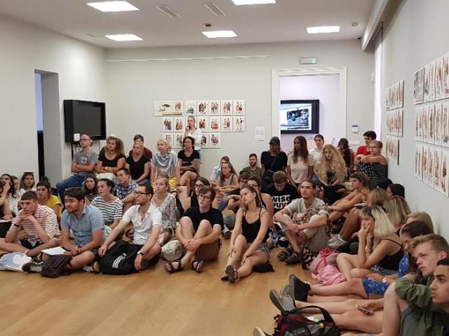 Polaznici međunarodne ljetnje škole za mlade koji rade s mladima u poseti SENSE Centru (foto Noel Seidel)