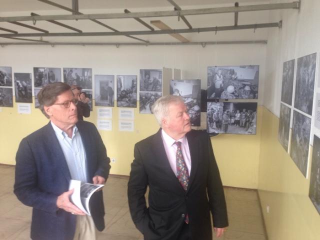 Mark Harmon i Bob Stewart na otvaranju izložbe u Ahmićima
