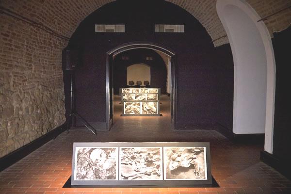 Sa izložbe "Srebrenica" u zagrebačkoj Galeriji Klovićevi dvori